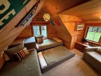 Charming Waterfront Cabin in McKenzie Bridge with WiFi, AC