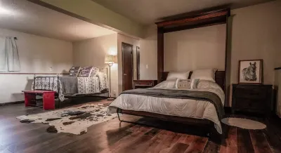 Charming 3-bedroom house with AC, WiFi in welcoming Chiloquin Train Mountain Railroad Museum附近的飯店