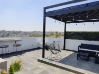 Apartment with private terrace and lake!