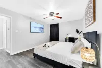 • NEW • Walk to AT&T Stadium  and Globe Life Field • Rangers • Free parking Hotel in zona University of Texas at Arlington