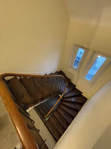 A cocoon in the presbytery (with private parking)