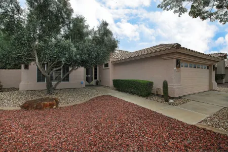 Lakefront Luxury Home with a Heated Pool, close to Peoria Sports Complex Отели рядом с достопримечательностью «The Legend at Arrowhead»