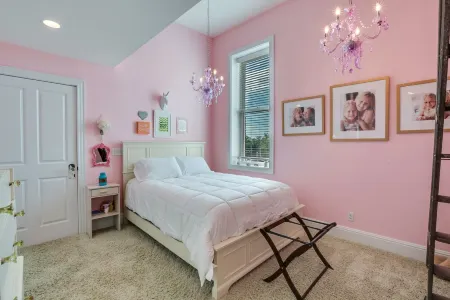 Urban Loft 5,000 SqFt. Sleeps 17 Next to Frankfort Distilleries,PERFECT LOCATION