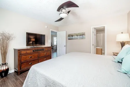 Comfortable 3 Bedroom Home with King Suite, Pool Table & Fenced Yard