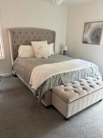 Beautiful Burlingame cul du sac home borders Washington Park, walk downtown Отели в г. Берлингейм