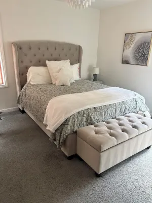 Beautiful Burlingame cul du sac home borders Washington Park, walk downtown