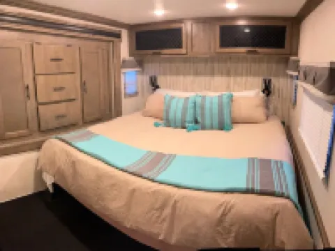 Cozy 2-bedroom RV with WiFi, A/C, full kitchen. Just walking distance from lake ナイスのホテル