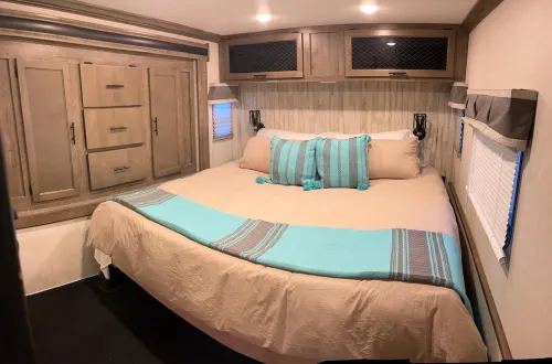Cozy 2-bedroom RV with WiFi, A/C, full kitchen. Just walking distance from lake Hotel a Nice