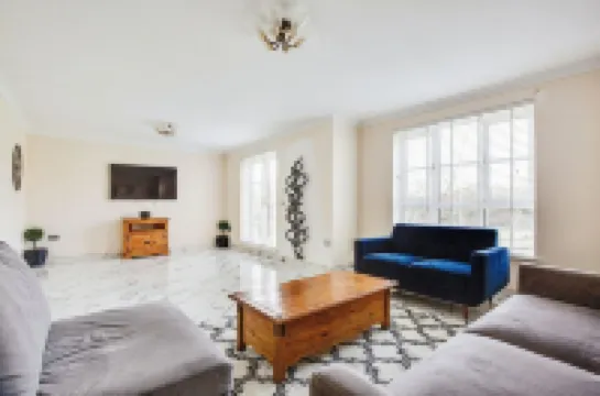 5 Bedroom House with Free Parking. Only 30 mins to Bond Street Station.