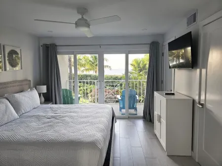 Stunning 2 bedroom condo at Sunset Cove - Seven Mile beach Отели рядом с достопримечательностью «Clock Tower»