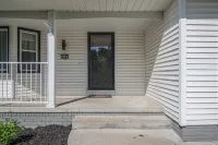 Modern 6Br West Omaha, 2-Car Garage, W/D, Smart TV, Pet-Friendly, 1 Gbps