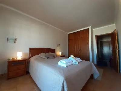 1 bedroom apartment pool view, AC and private parking Hotels in Praia do Vau