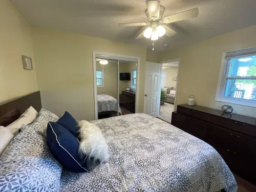 Welcome to “The Seabreeze Lakeside Getaway” in the heart of a true vacation town Hotel a Irondequoit