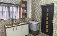 Charming 2-bedroom apartment in marvelous Yenagoa with WiFi, AC فنادق في 
