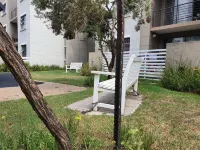 Enchanting apartment with WiFi in vibrant Dainfern, Sandton Hotels in Fourways