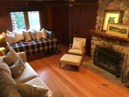 Dog friendly Vintage Cabin with a stroll to Town