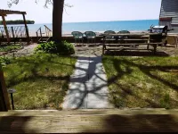 Waterfront cottage on the shores of Lake Erie. Beautiful lake front views! Hotel a Evans