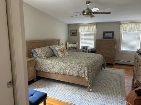 Beautiful home by the sea-4 miles from Salem, 12 miles from Boston-by 2 beaches Отели в г. Суомпскотт