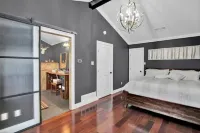 Farmhaus Oasis Family home perfect resort style rental with pool and large lot