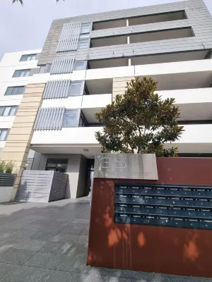 Charming 1-bedroom apartment in marvelous Belconnen with views of lake Hotels in Belconnen