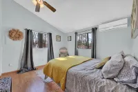 Hot Tub, Private Creek Access, High Speed Internet, Romantic Vibes