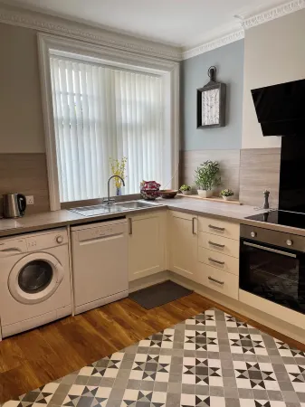 Cosy & spacious terraced house. Family & dog friendly Отели в г. Аннан