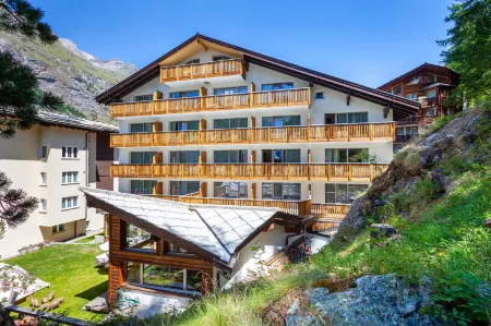 Hotel Jägerhof Отели рядом с достопримечательностью «Озеро Риффель»