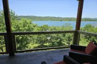 Lakeview Penthouse, Amazing Views—3BR/2BA Relax in Branson Condo, Indian Point