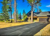 Cozy 3-bedroom cabin in tranquil Donnelly with WiFi, AC