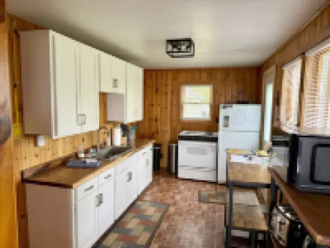 Charming 2-bedroom cabin on Shawano Lake, 30 minutes from Lambeau Field