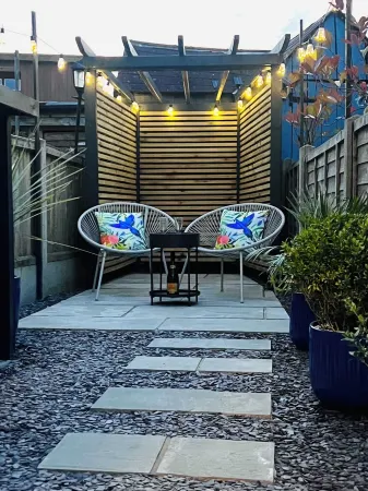 Central Gem With Cute Courtyard Garden, Rolltop Bath & log Burner