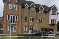 Oaklawn Apartment - Sleeps 4 Parking & Garden Hotels in Woking