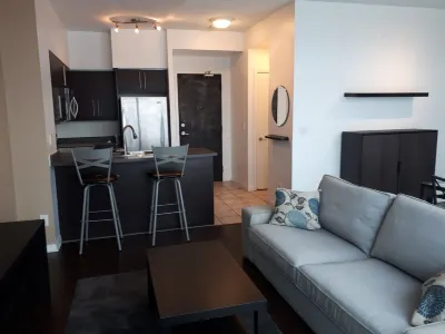 Large Downtown 1 Bdrm  condo high rise with city and lake view 이스트 요크 / 해변 호텔