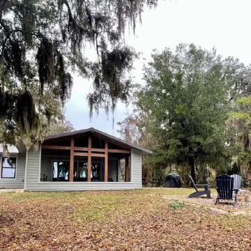 Newly built, charming cozy and quiet river home