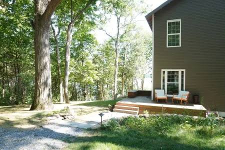 Modern Lake Champlain Lake House with Private Beach and Docks Отели рядом с достопримечательностью «Шарлотт Таун Бич»