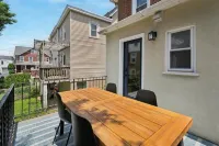 Spacious, Bright, Renovated and on the Main Line! 아드모어 호텔