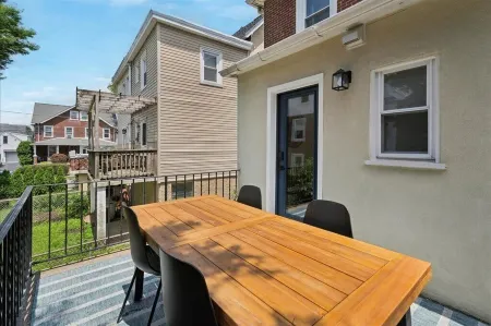 Spacious, Bright, Renovated and on the Main Line! Отели рядом с достопримечательностью «Bryn Mawr College»