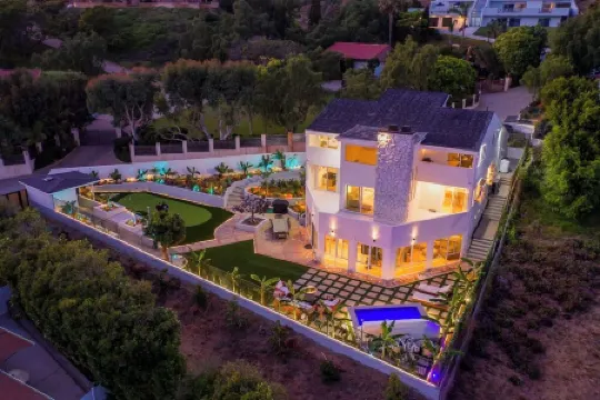 NEW!!! Ocean View Malibu Modern Home w/ Mini Golf & Spa