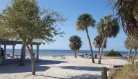 Newly remodeled beach themed home 3BR 2 BA - 4-Star