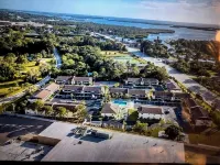 Charming 2-bedroom 2 bathroom condo 2.5 ml from Englewood beach with WiFi, AC Hoteles en Englewood