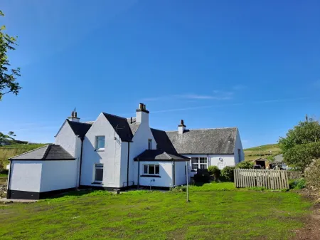 Quiet, rural hideaway in traditional old Schoolhouse, right on the edge of loch. Отели в г. Isle of Lewis
