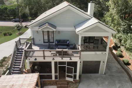 Upscale 4BR Walk to Stadium and Downtown