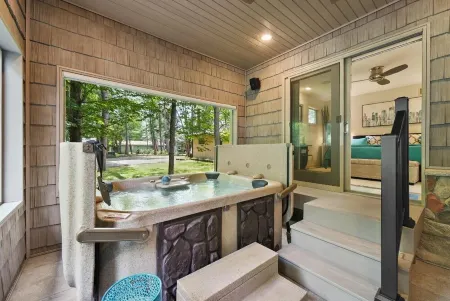 LAKEFRONT HOME w BEACH @ HIGGINS LAKE !