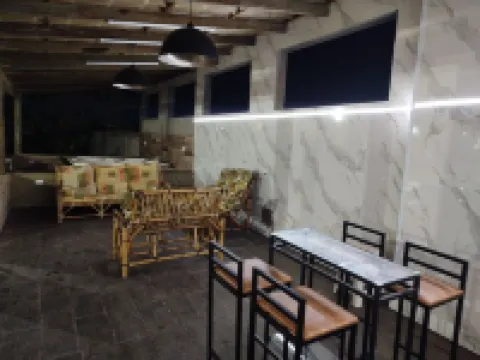 Country House with Pool, Sports Court, and Jacuzzi; Pets Allowed.