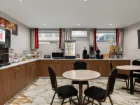 Ramada by Wyndham Brooklyn Empire Blvd Các khách sạn gần Công viên Kahuna Laguna