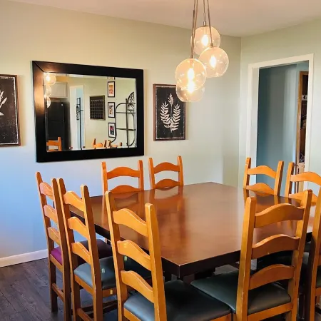Spacious 4bedroom in charming downtown Bastrop for gathering w family & friends