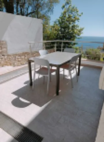 Apartment with garden and sea-view terrace from which to admire magical sunrises. 卡斯特羅酒店