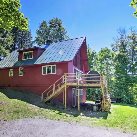 East Burke House w/ Deck < 3 Mi to Kingdom Trails!