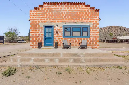 Southwest Escape in Fort Davis Walk to Dining!