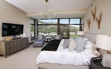 Unique Lux Suite, Riverfrt Resort & Spa, Ski in Out,Hot Tub,Ski Valet,Rm Service